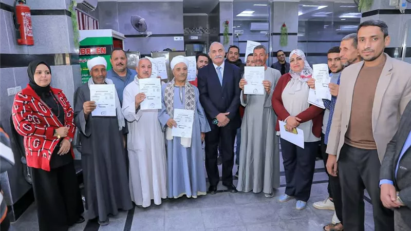 السكرتير العام يسلم 28 