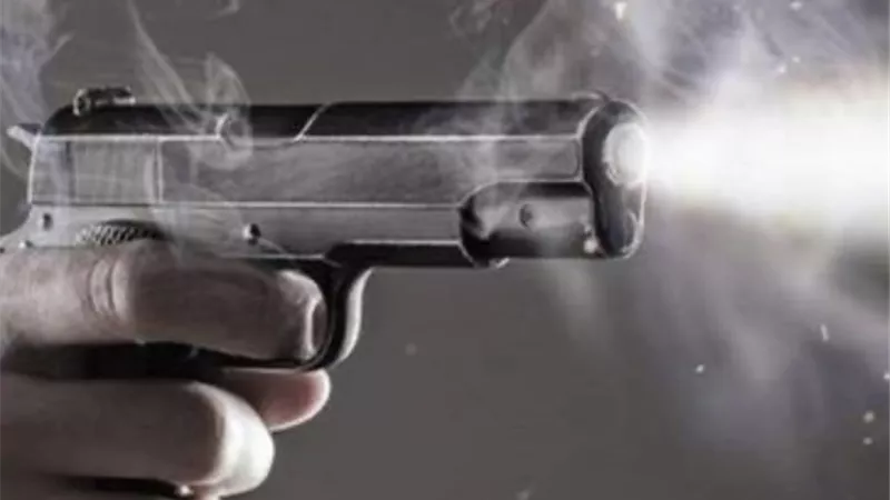 عن طريق الخطأ.. شاب ينهي حياة والده أثناء عبثه بسلاح ناري في البلينا جنوب سوهاج