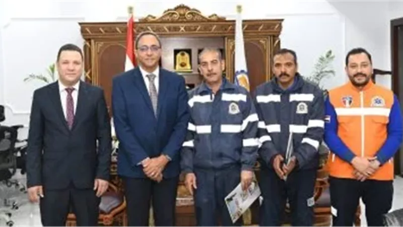 محافظ قنا يكرم مسعفًا وسائقًا أعادا 227 ألف جنيه عُثر عليها في حادث