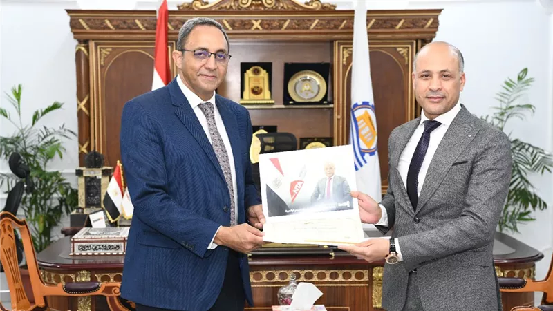 محافظ قنا يُكرِّم وكيل وزارة التموين لحصوله على شهادة البرنامج التدريبي للمبادرة الوطنية لتأهيل قادة مصر الرقمية