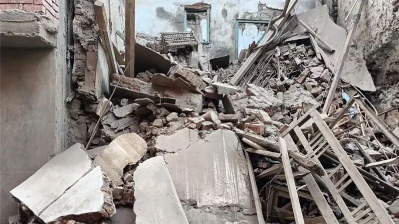استخراج جثة شاب من تحت أنقاض منزل المراغة المنهار بسوهاج