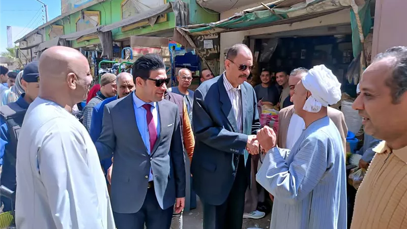 محافظ سوهاج يتفقد الوضع العام بالشوارع ومستوى الخدمات المقدمة للمواطنين بدار السلام 