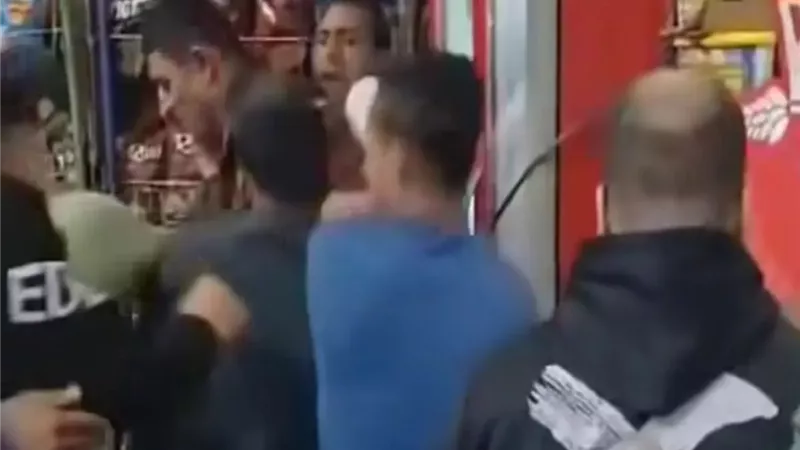 مشادة كلامية تتحول إلى إعتداء على ضابط شرطة داخل محل مواد غذائية بنجع حمادي 