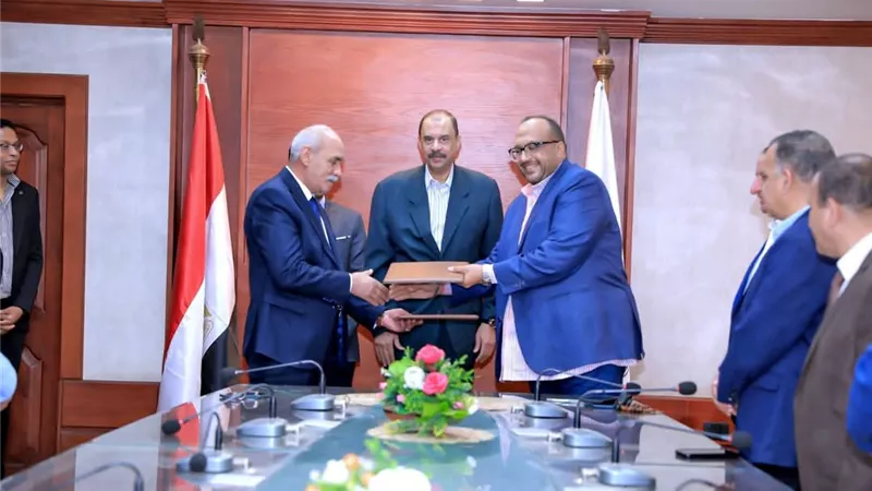 بقيمة 160 مليون جنيه.. محافظ سوهاج يشهد توقيع بروتوكول للتعاون مع شركة مياه الشرب