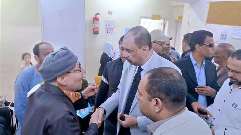 محافظ سوهاج يتفقد الوضع العام بالشوارع ومستوى الخدمات المقدمة للمواطنين باخميم