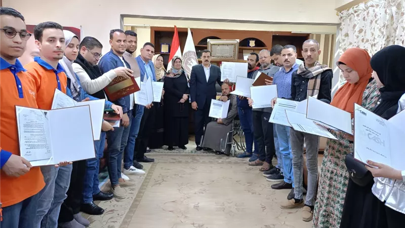وكيل وزارة العمل بسوهاج يسلم 20 عقد عمل للشباب من بينهم 10 عقود لذوي الهمم