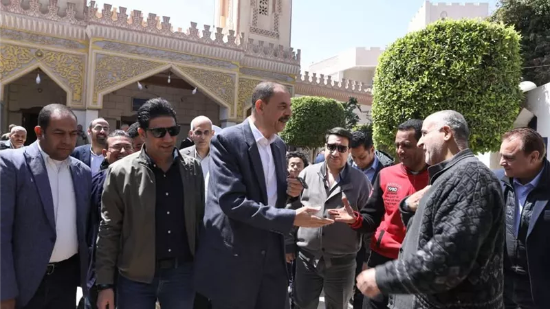 محافظ سوهاج يستمع إلى مطالب المواطنين عقب صلاة الجمعة بمسجد الشرطة