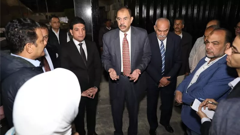 محافظ سوهاج يتفقد بدء أعمال إضفاء الهوية البصرية بميدان الثقافة