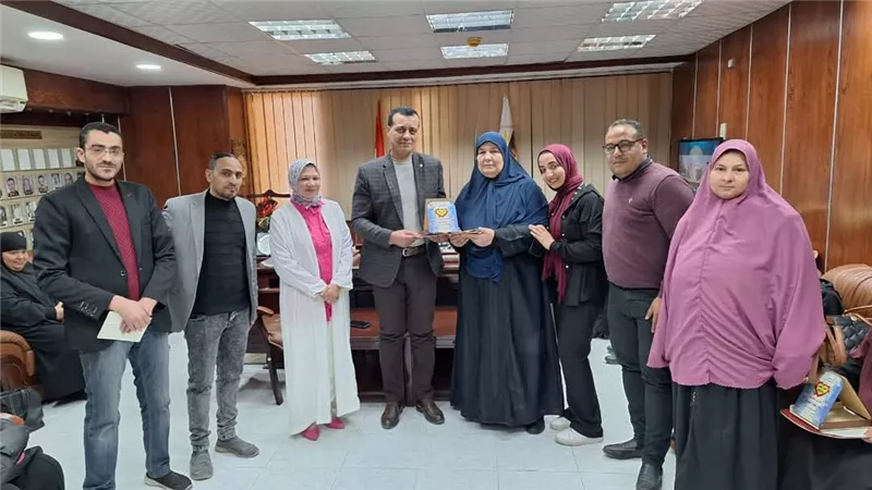 مدير تعليم سوهاج يكرم الأمهات المثاليات بالإدارات التعليمية