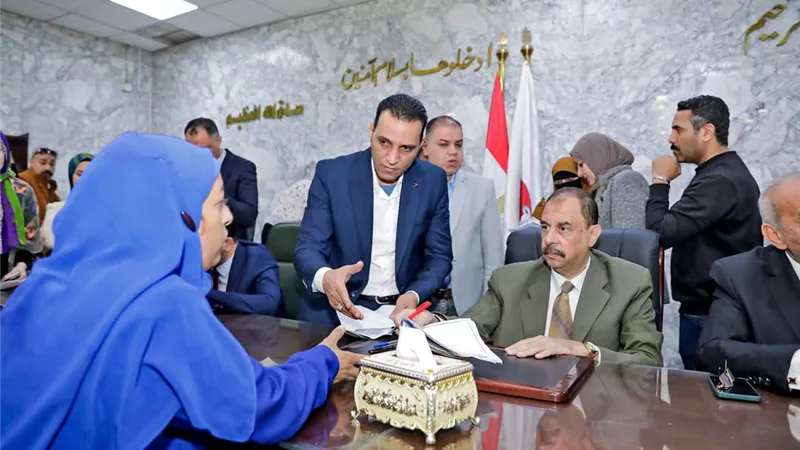 محافظ سوهاج يعقد اللقاء الجماهيري الأسبوعي لبحث مطالب المواطنين وحل مشكلاتهم