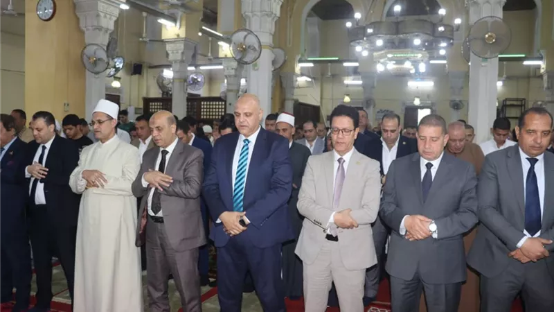 محافظ القليوبية ورئيس جامعة بنها يؤديان صلاة عيد الفطر بمسجد ناصر