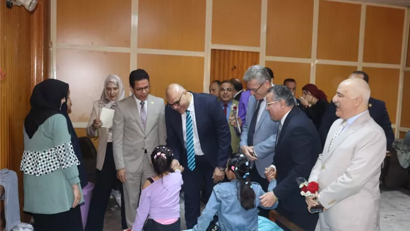 محافظ القليوبية يقدم التهنئة للأطقم الطبية والمرضى بعيد الفطر المبارك