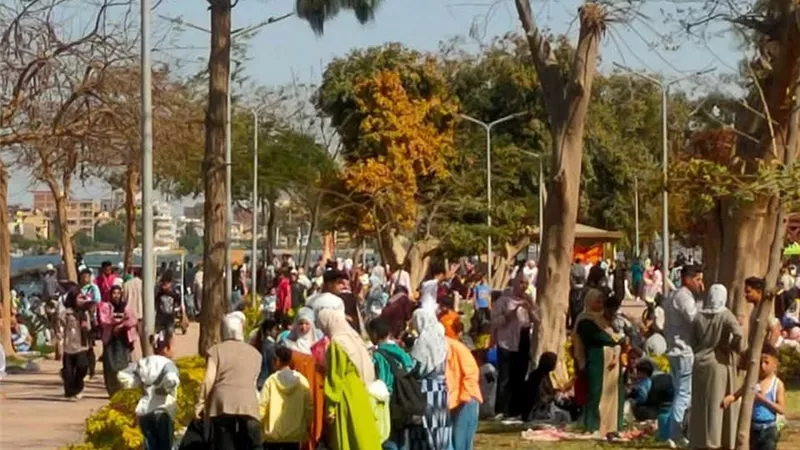 إقبال كبير من الأهالي لزيارة حدائق القناطر الخيرية في آخر أيام عيد الفطر