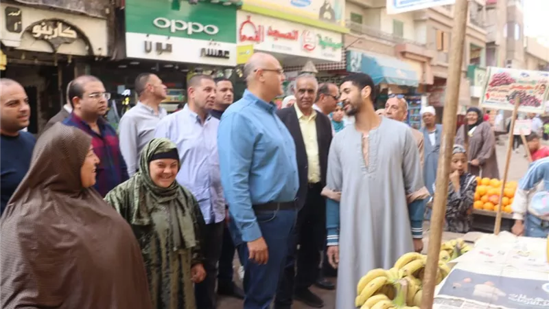 محافظ القليوبية يتفقد سوق الخضروات والفاكهة بمدينة شبرا الخيمة.. ويوجه بخفض الأسعار 