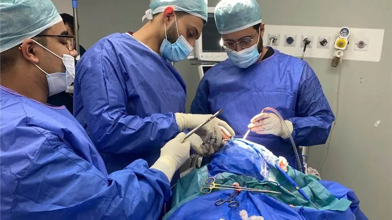 إنقاذ سيدة مصابة بضربة فأس في رأسها بمستشفى سوهاج الجامعي