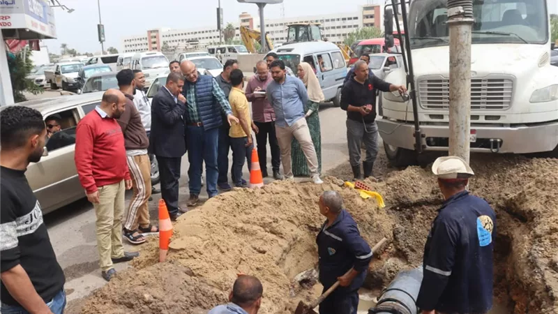 محافظ القليوبية يُتابع أعمال إصلاح خط مياه بشارع فريد ندا بمدينة بنها