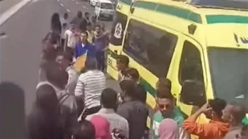 سقوط طفلين من أعلى كوبري العامرية بالإسكندرية.. واتهامات للأم بإلقائهما