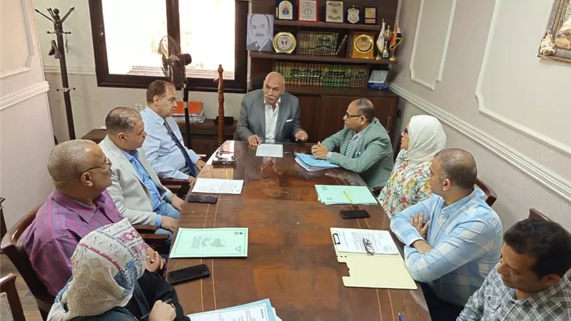 سكرتير عام سوهاج يعقد اجتماعًا باللجنة العليا للتصالح على مخالفات البناء