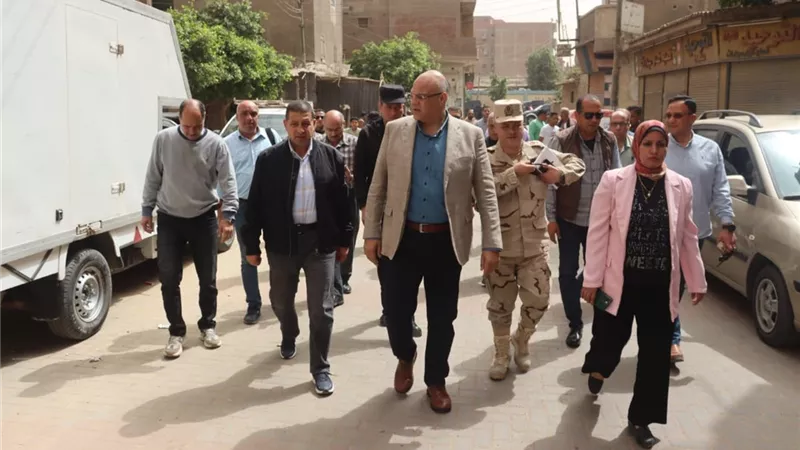 محافظ القليوبية يتابع أعمال رصف الطرق بقليوب والقناطر الخيرية