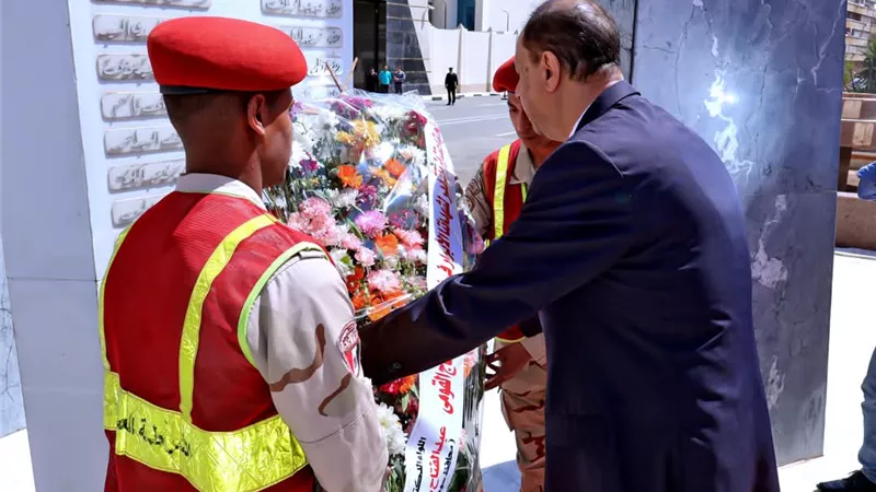 محافظ سوهاج يضع إكليلا من الزهور على النصب التذكارى فى عيد المحافظة القومى
