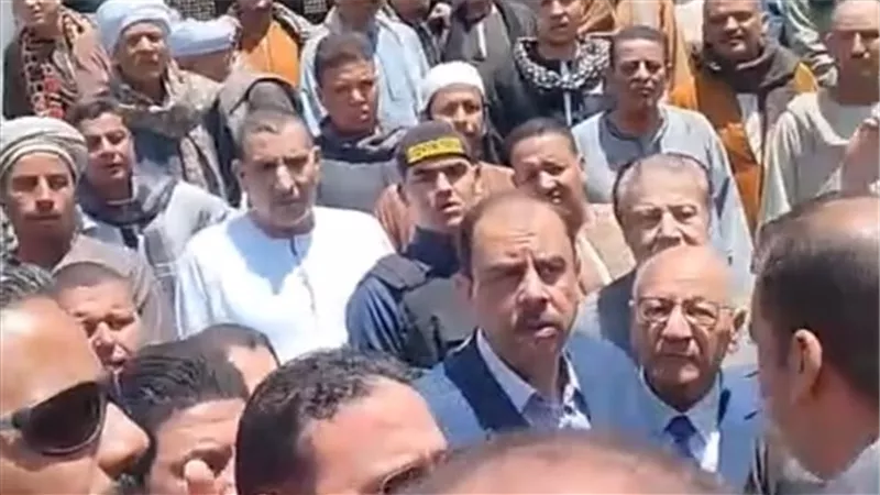 في حضور المحافظ.. خناقة في الشارع بين نائب محافظ سوهاج والسكرتير العام أثناء افتتاح مسجد بالكوامل