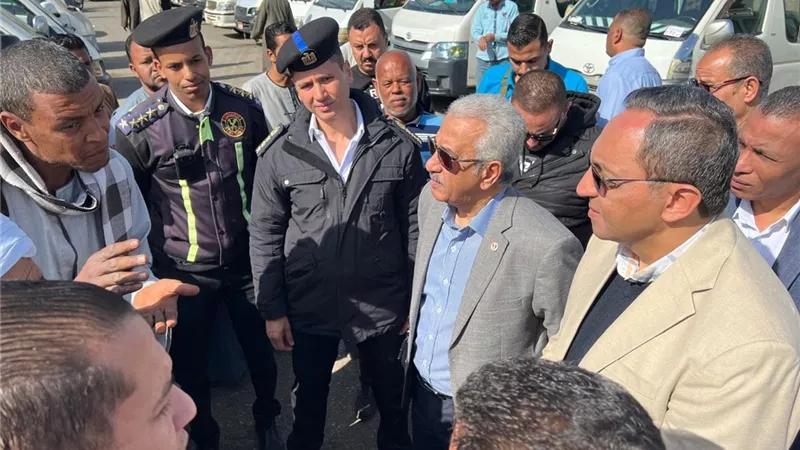 محافظ قنا يُفاجئ مواقف السيارات ومحطات الوقود لمتابعة الالتزام بالتعريفة الجديدة