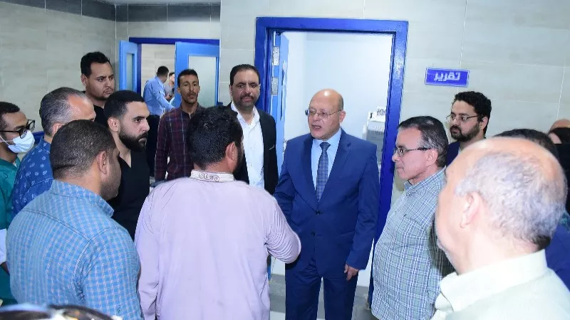 رئيس جامعة سوهاج يتابع الخدمات المقدمة للمرضى بالمستشفى الجامعي