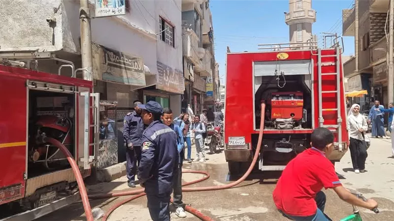 التهم طابقين.. الحماية المدنية تسيطر على حريق نشب داخل عقار فى ابوتشت