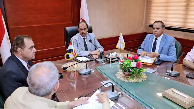 محافظ سوهاج يعقد اجتماعا لدعم وتطوير إنتاجية أعلاف الدواجن والثروة الحيوانية