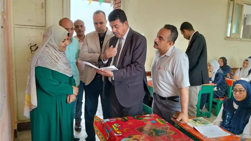 مدير التعليم العام يتفقد سير العملية التعليمية بمدارس طما 