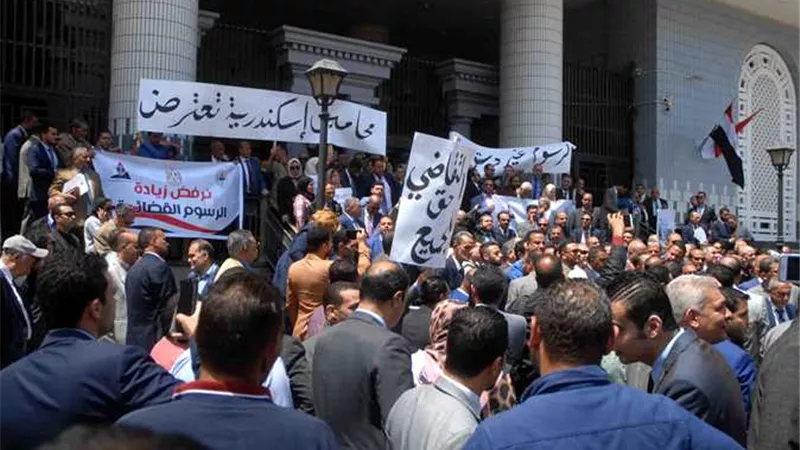 العشرات من محامي الإسكندرية ينظمون وقفة احتجاجية اعتراضًا على زيادة رسوم التقاضي