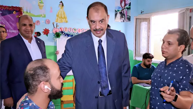 محافظ سوهاج يتفقد قافلة تركيب الأطراف الصناعية بمستشفى الهلال الأحمر بالحويتي