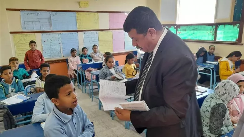 مدير التعليم العام بسوهاج يتابع انتظام الدراسة بعدد من مدارس إدارة طهطا