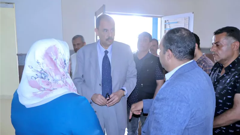 محافظ سوهاج يتفقد معرض تسويق المنتجات الحرفية بحي الكوثر ووضع تصور لتشغيله