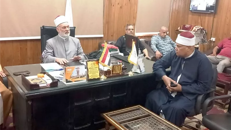 استعدادًا لامتحانات الشهادة الثانوية.. رئيس المنطقة الأزهرية يلتقى مديرى الإدارات وموجهي العموم بسوهاج