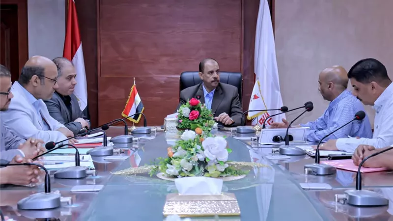 محافظ سوهاج يعقد اجتماعًا لمتابعة مشروعات الرصف ووضع جدول زمني للبدء في أخرى جديدة