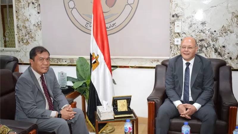 رئيس جامعة سوهاج يبحث سبل التعاون المشترك مع نائب سفير دولة إندونيسيا