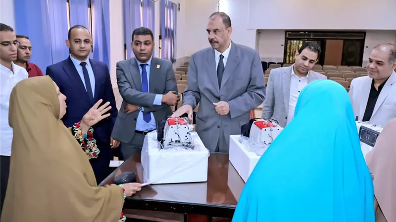 محافظ سوهاج يسلم ماكينات خياطة للسيدات الأولى بالرعاية