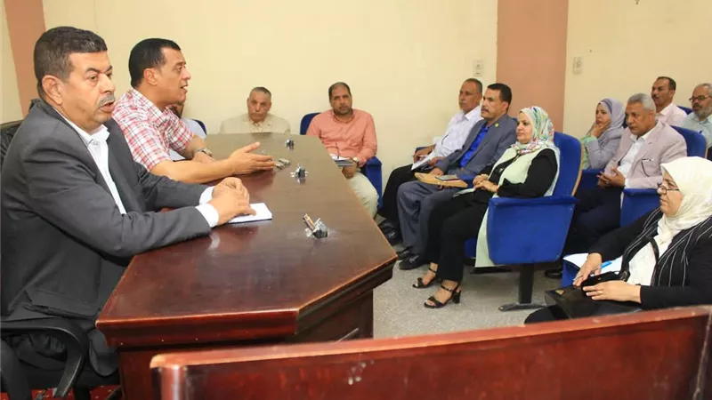 مدير تعليم سوهاج يعقد اجتماعًا لاستعراض الاستعدادات النهائية لامتحانات نهاية العام