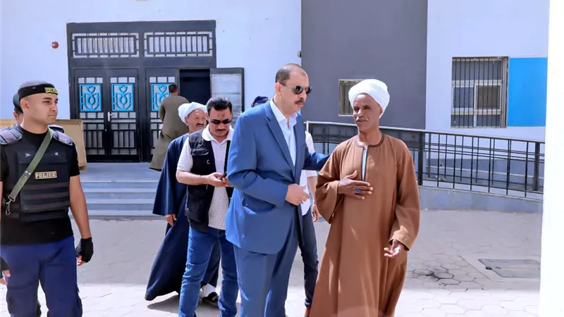 لتغيبهم عن العمل.. محافظ سوهاج يحيل مدير مركز طب الأسرة بأولاد حمزة و11 من العاملين بالمركز للتحقيق
