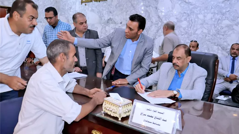 محافظ سوهاج يعقد اللقاء الجماهيري الأسبوعي للاستماع إلى شكاوى وطلبات المواطنين