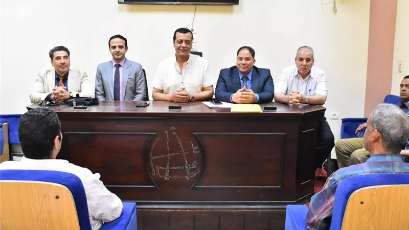 مدير تعليم سوهاج يتابع آليات انضباط أعمال امتحانات النقل والشهادات العامة والدبلومات الفنية