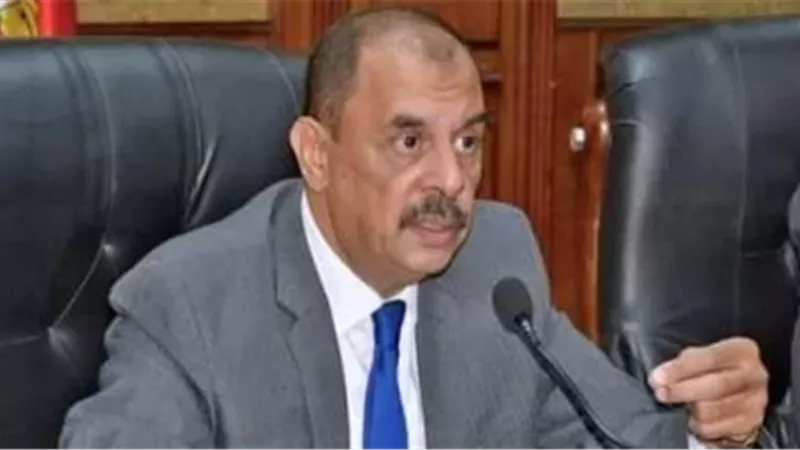 محافظ سوهاج يصدر قرارًا بحجز السيارات التي تحصل أجرة زائدة أو التحميل من خارج المواقف لمدة شهر