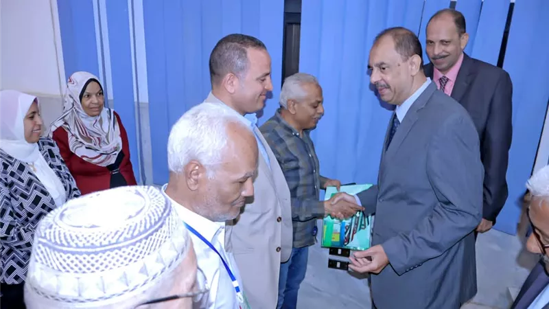 محافظ سوهاج يسلم تأشيرات وتذاكر الحج للفائزين بقرعة حج الجمعيات الأهلية