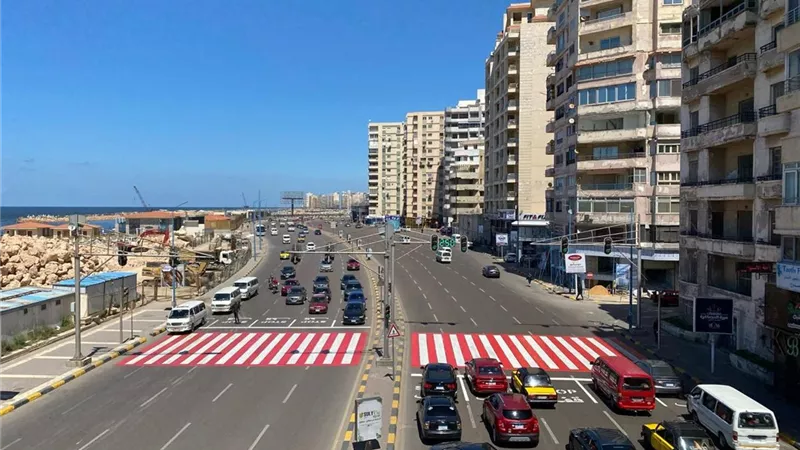 استعدادا للموسم الصيفي.. بدء تخطيط كورنيش الإسكندرية وفقاً للكود المصري