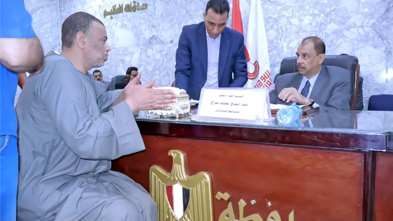 محافظ سوهاج يستمع لشكاوى وطلبات المواطنين خلال اللقاء الجماهيري الأسبوعي 