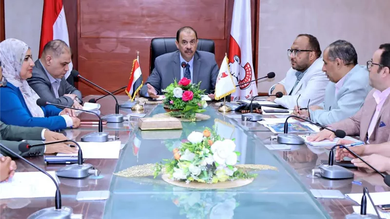 محافظ سوهاج يعقد اجتماعًا لمتابعة الموقف التنفيذي لمشروع الصرف الصحي بقرية قلفاو