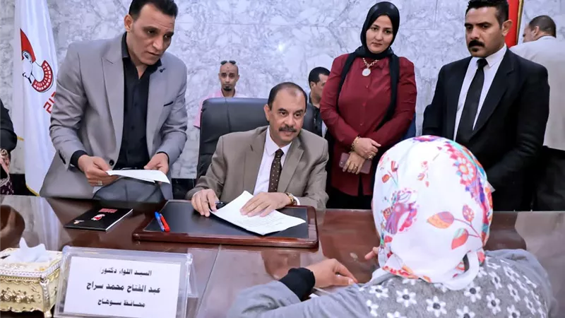 محافظ سوهاج يبحث بمفرده مطالب وشكاوى المواطنين فى اللقاء الجماهيرى