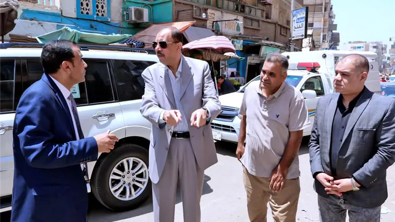 محافظ سوهاج يبدى استياءه من مستوى النظافة بمركز جرجا ويمهل رئيس المدينة شهرا لعودة الانضباط للشوارع