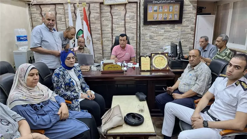 مدير تعليم سوهاج يتابع انتظام امتحانات العملي للدبلومات الفنية بغرفة العمليات المركزية